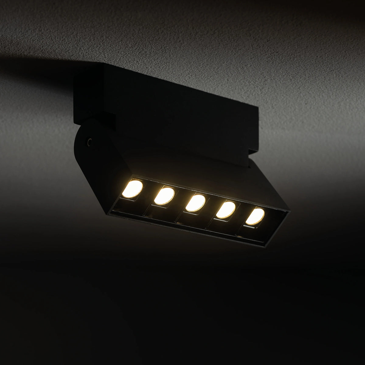 Nowodvorski Lampa downlights natynkowa FOCUS MINI LED 10W 50/60Hz - Aluminium lakierowane - Czarny II 10071 - lampa włączona