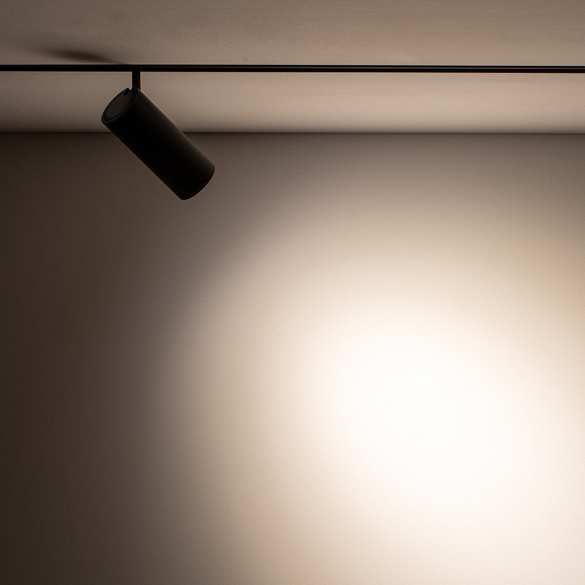 Nowodvorski System szynowy LVM SPOT LED 9W 1-obwodowy niskonapięciowy 48V LVM Lampa LED 9W - Aluminium lakierowane - Czarny 10142 - lampa włączona