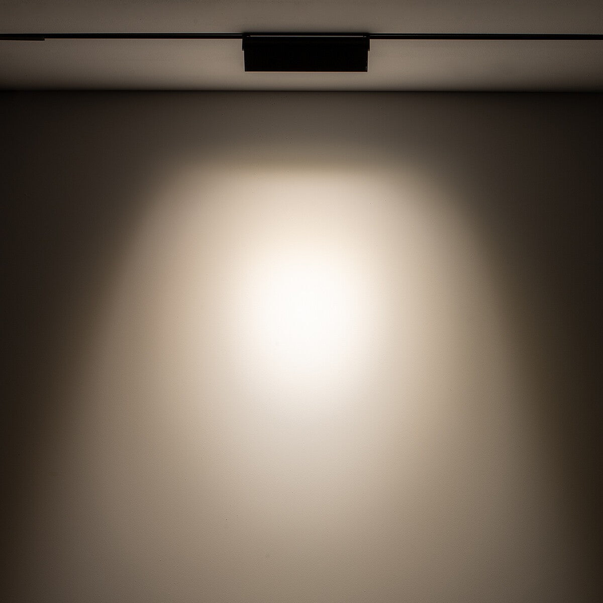 Nowodvorski System szynowy LVM FOCUS OUT LED 9W 1-obwodowy niskonapięciowy 48V LVM Lampa LED 9W - Aluminium lakierowane - Czarny I 10145 - lampa włączona