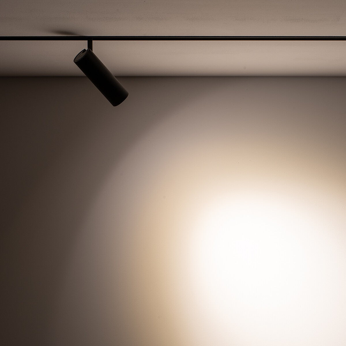 Nowodvorski System szynowy LVM SPOT LED 15W 1-obwodowy niskonapięciowy 48V LVM Lampa LED 15W - Aluminium lakierowane - Czarny 10147 - lampa włączona
