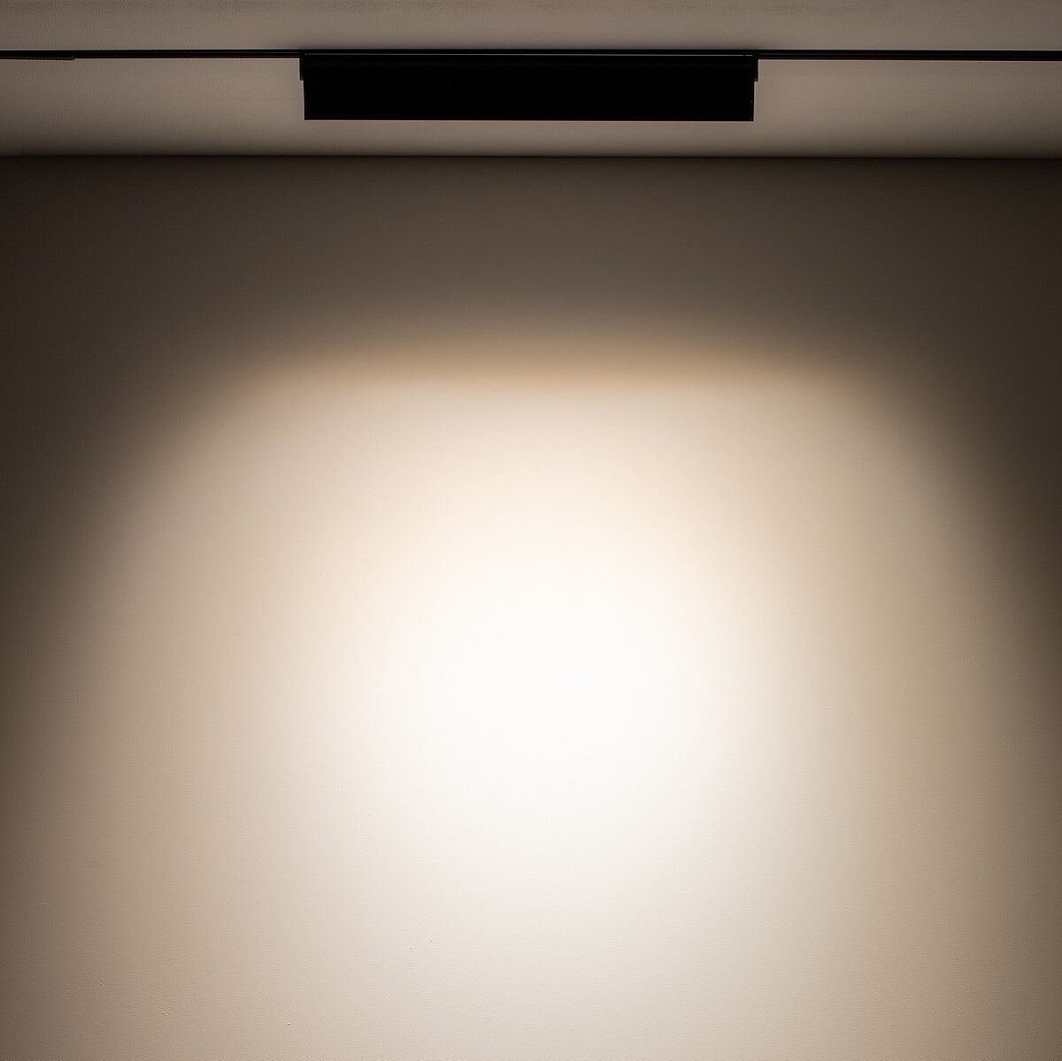 Nowodvorski System szynowy LVM FOCUS OUT LED 15W 1-obwodowy niskonapięciowy 48V LVM Lampa LED 15W - Aluminium lakierowane - Czarny I 10151 - lampa włączona