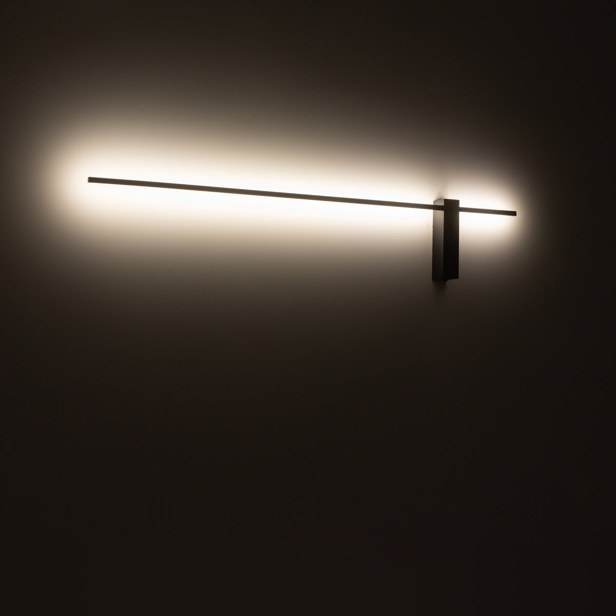 Nowodvorski Kinkiet z włącznikiem MOTIVE LED L 16W 50/60Hz - Aluminium lakierowane - Czarny I 10313 - lampa włączona