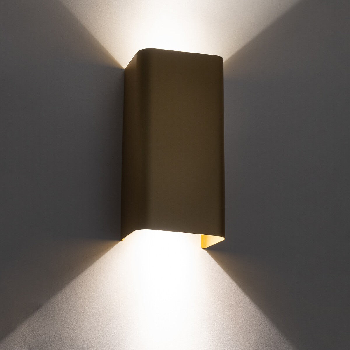 Nowodvorski Kinkiet BERGEN 10W only LED 50/60Hz - Aluminium - Złoty 10455 - lampa włączona