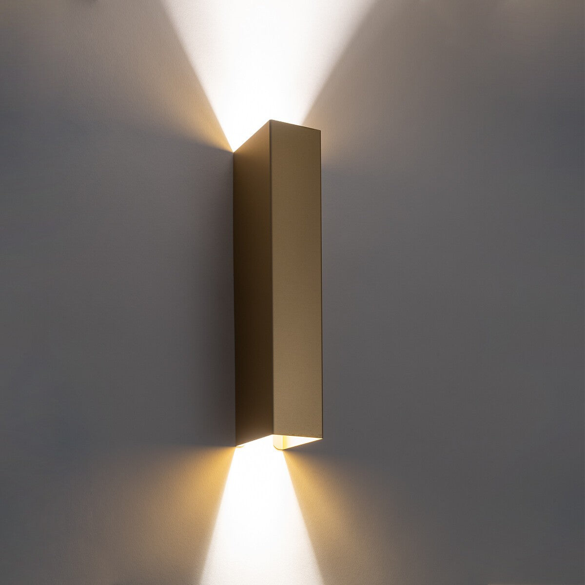 Nowodvorski Kinkiet MALMO 10W only LED 50/60Hz - Aluminium - Złoty 10457 - lampa włączona