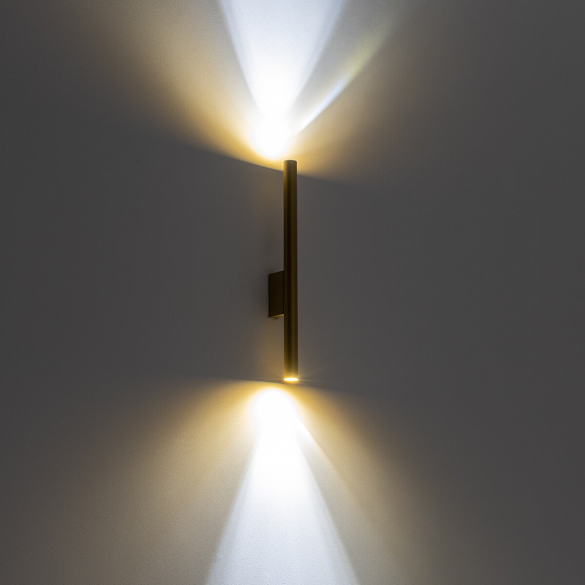 Nowodvorski Kinkiet LASER WALL 10W only LED 50/60Hz - Stal lakierowana - Satynowy złoty 10562 - lampa włączona