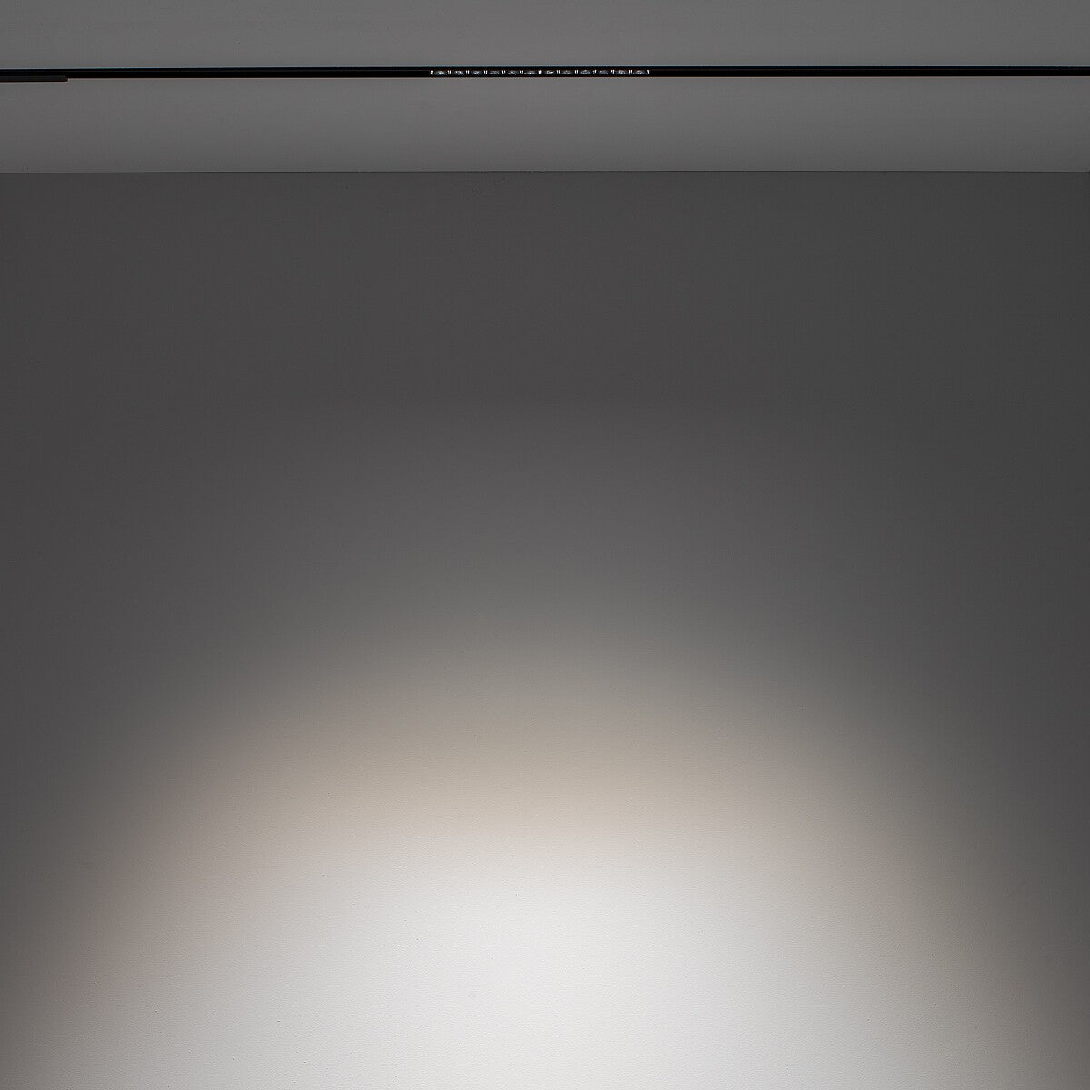 Nowodvorski System szynowy LVM FOCUS LED 9W 4000K 1-obwodowy niskonapięciowy 48V LVM Lampa LED 9W - Aluminium lakierowane - Czarny 10644 - lampa włączona