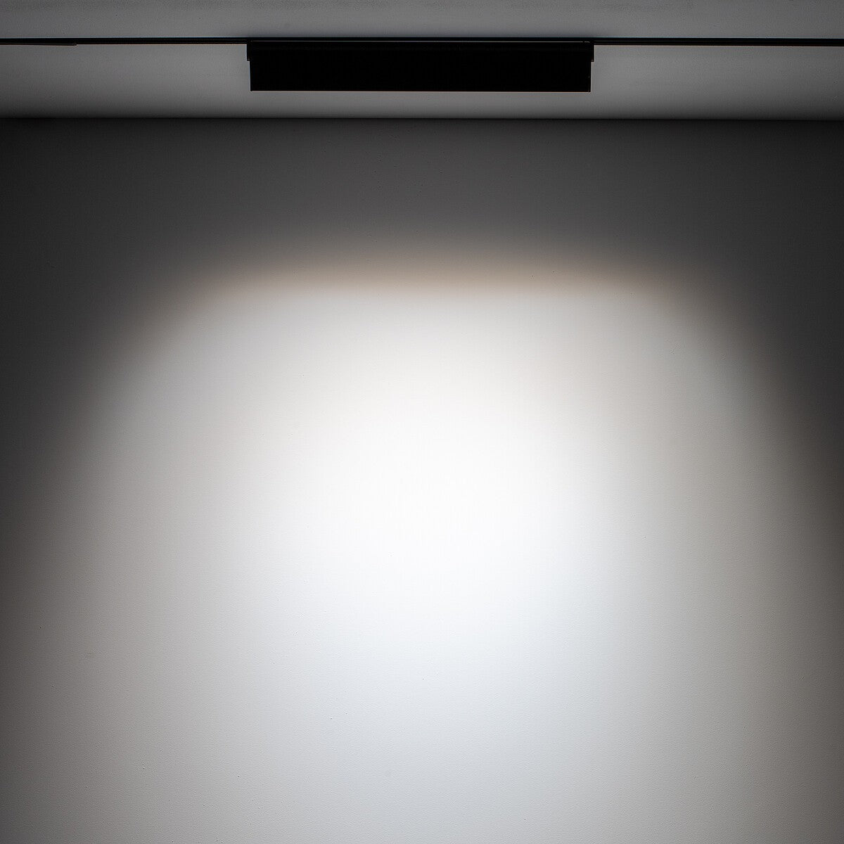 Nowodvorski System szynowy LVM FOCUS OUT LED 15W 1-obwodowy niskonapięciowy 48V LVM Lampa LED 15W - Aluminium lakierowane - Czarny II 10645 - lampa włączona