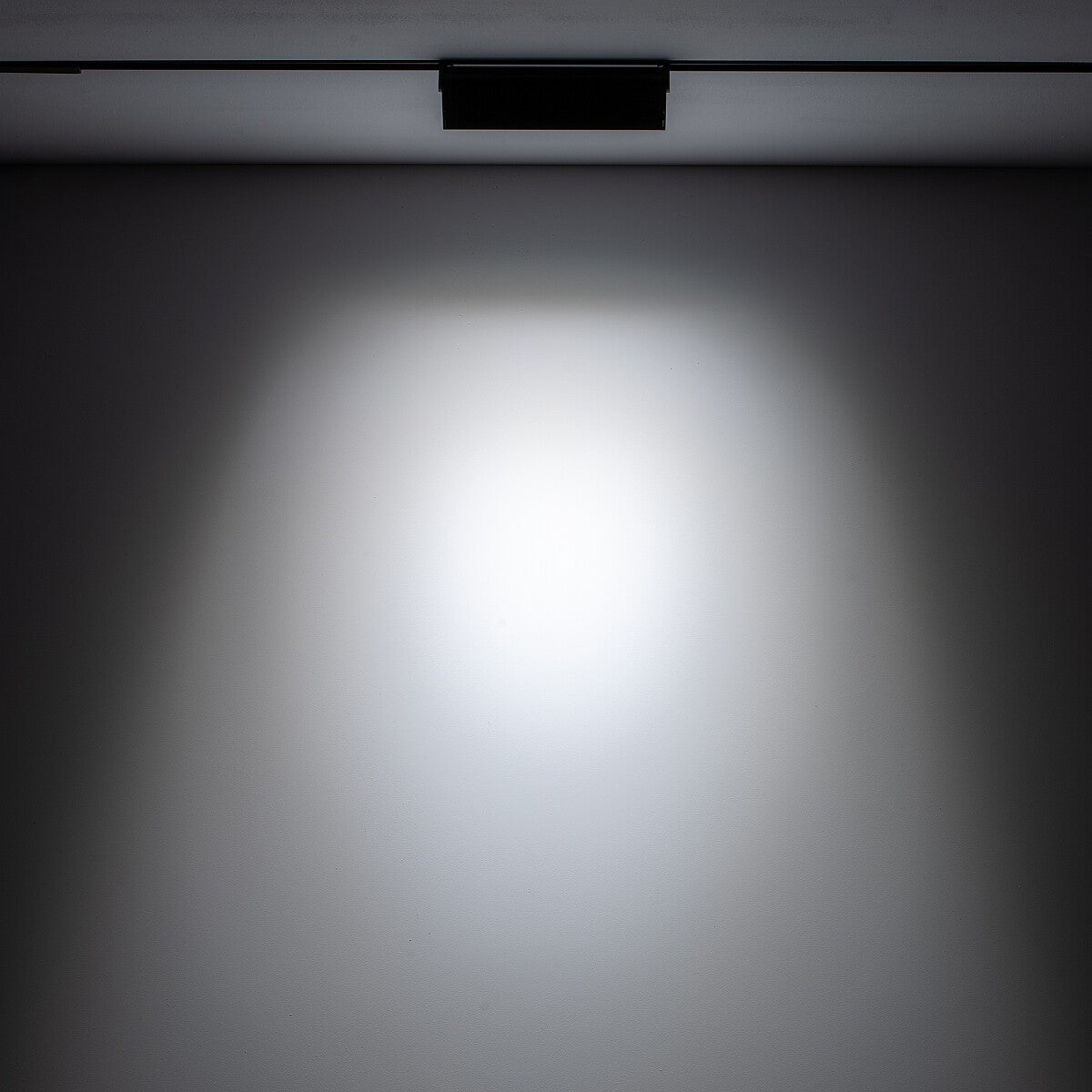 Nowodvorski System szynowy LVM FOCUS OUT LED 9W 1-obwodowy niskonapięciowy 48V LVM Lampa LED 9W - Aluminium lakierowane - Czarny II 10646 - lampa włączona