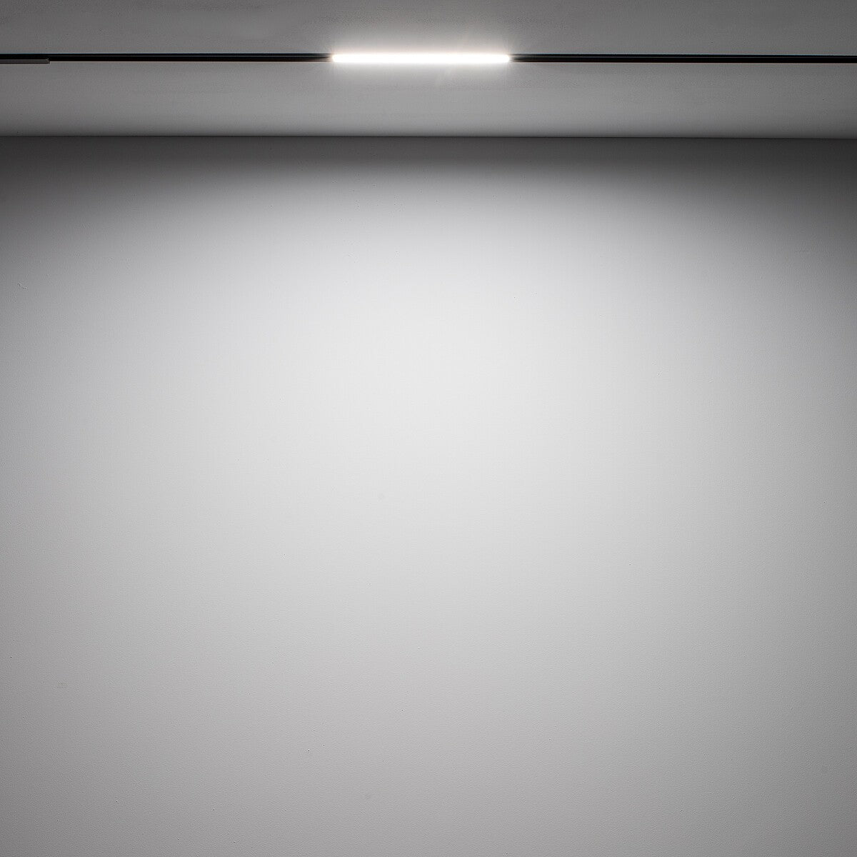 Nowodvorski System szynowy LVM LINE LED 9W 4000K 1-obwodowy niskonapięciowy 48V LVM Lampa LED 9W - Aluminium lakierowane - Czarny 10651 - lampa włączona