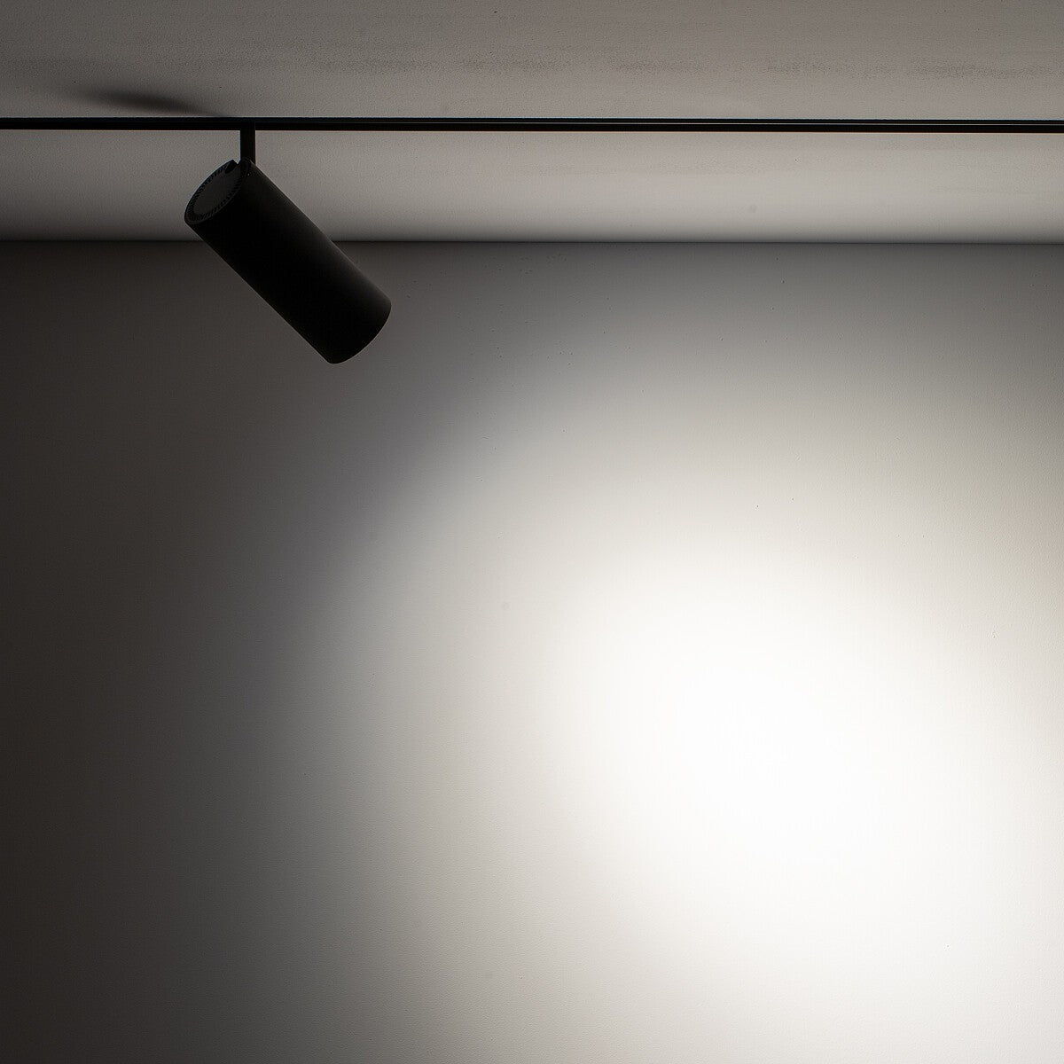 Nowodvorski System szynowy LVM SPOT LED 15W 4000K 1-obwodowy niskonapięciowy 48V LVM Lampa LED 15W - Aluminium lakierowane - Czarny 10655 - lampa włączona