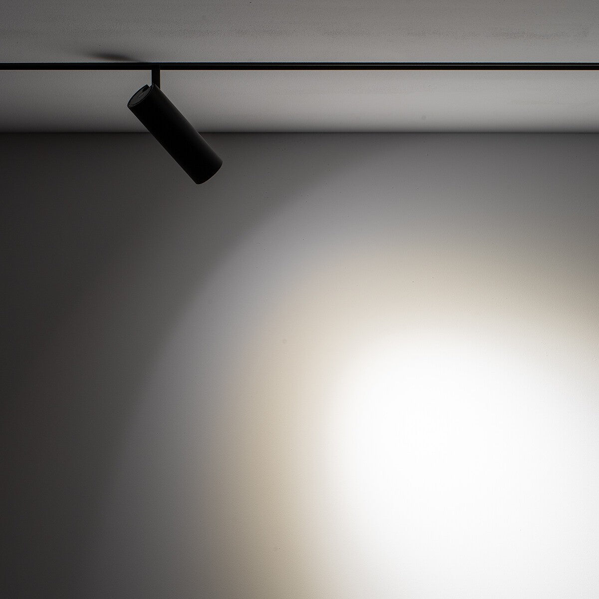 Nowodvorski System szynowy LVM SPOT LED 9W 4000K 1-obwodowy niskonapięciowy 48V LVM Lampa LED 9W - Aluminium lakierowane - Czarny 10656 - lampa włączona