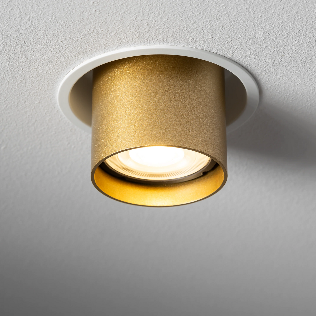 Nowodvorski Lampa downlights podtynkowa MONO SLIDE 10W only LED 50/60Hz - Stal lakierowana - Satynowy złoty I 10798 - lampa włączona
