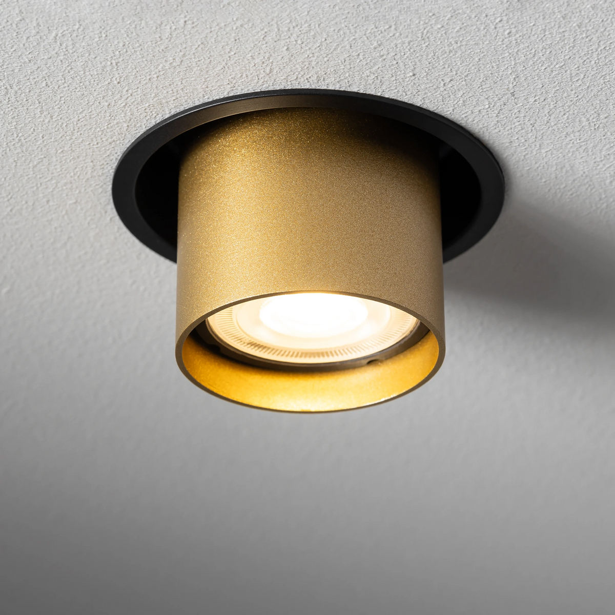 Nowodvorski Lampa downlights podtynkowa MONO SLIDE 10W only LED 50/60Hz - Stal lakierowana - Satynowy złoty II 10800 - lampa włączona