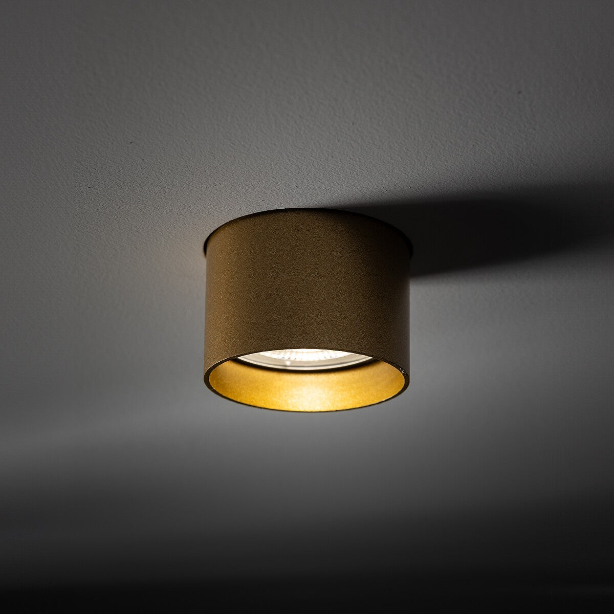 Nowodvorski Lampa downlights podtynkowa MONO SLIDE TRIMLESS 10W only LED 50/60Hz - Stal lakierowana - Satynowy złoty 10805 - lampa włączona