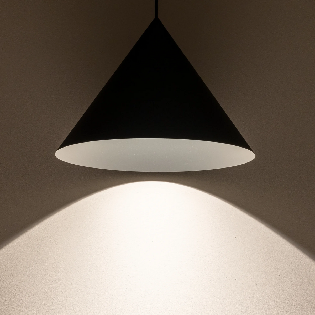 Nowodvorski Klosz / Oprawa CAMELEON ZENITH M - Stal lakierowana - Umbra gray 10875 - lampa włączona