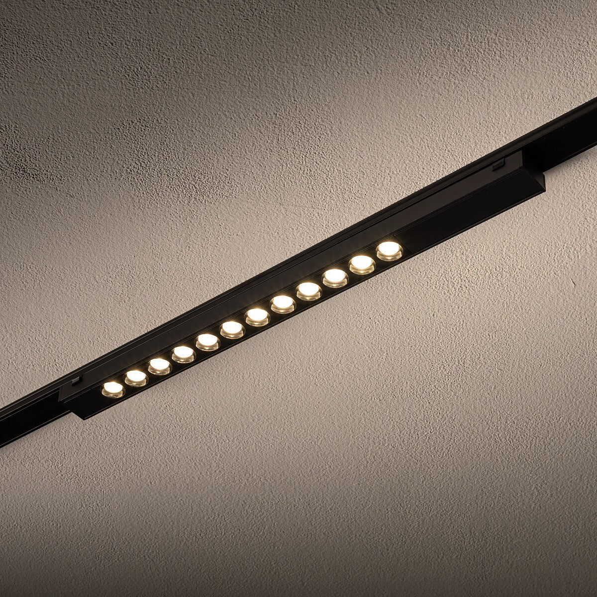 Nowodvorski System szynowy UT-LVM FOCUS LED 12W 1-obwodowy niskonapięciowy 48V UT-LVM Lampa LED 12W - Aluminium - Czarny I 11305 - lampa włączona