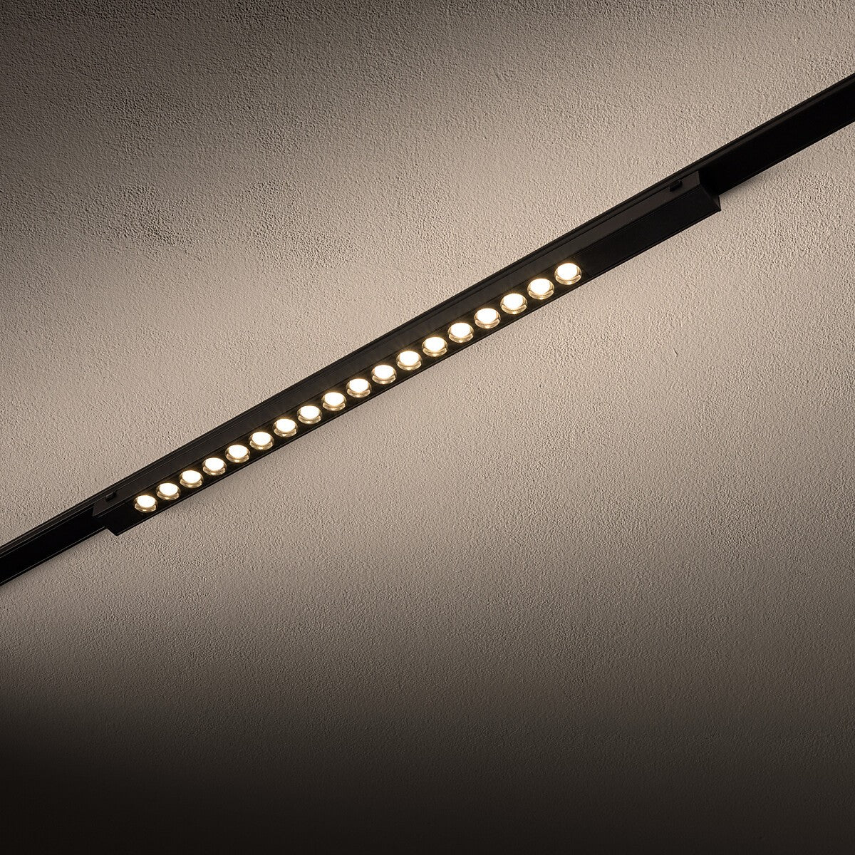 Nowodvorski System szynowy UT-LVM FOCUS LED 18W 1-obwodowy niskonapięciowy 48V UT-LVM Lampa LED 18W - Aluminium - Czarny I 11306 - lampa włączona