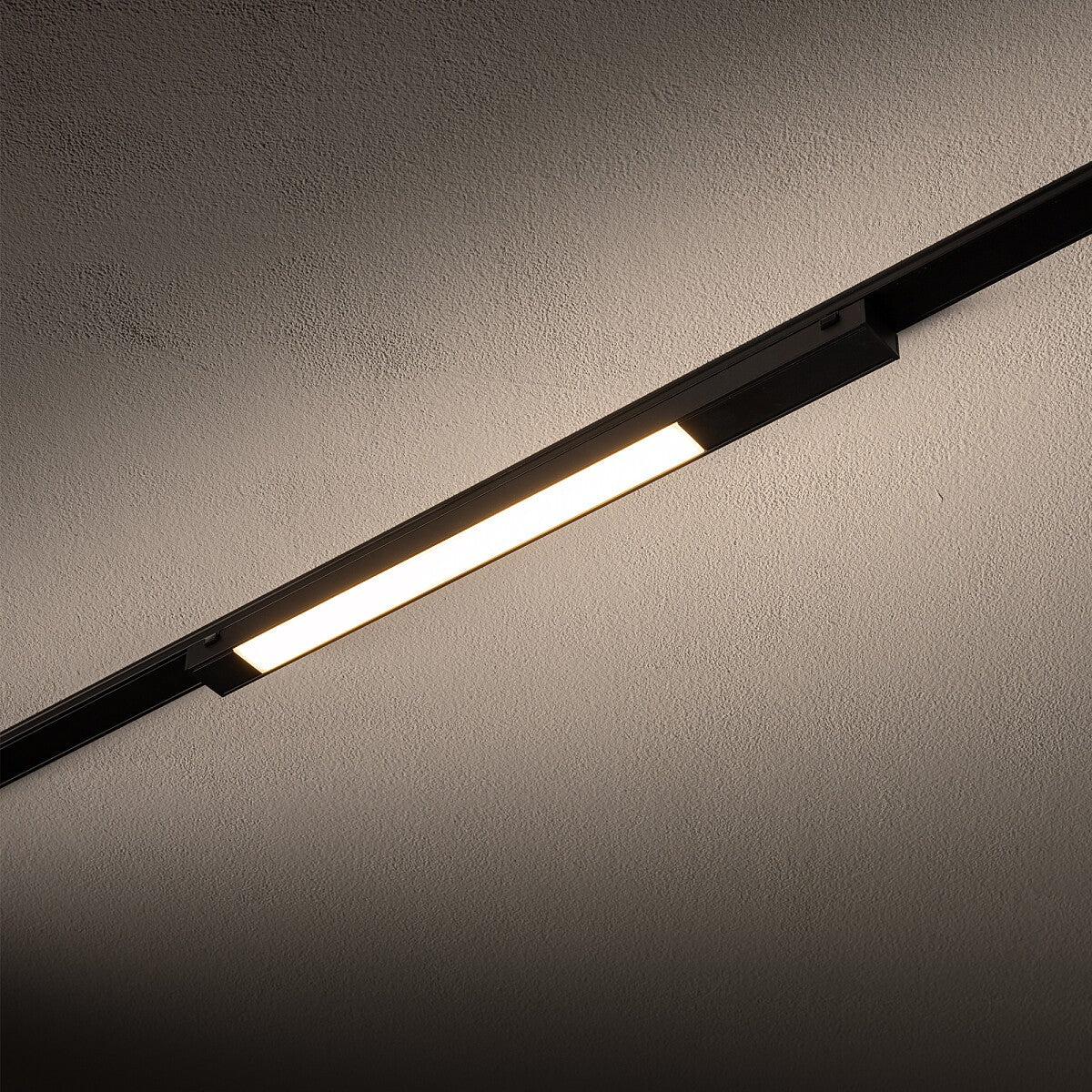 Nowodvorski System szynowy UT-LVM LINE LED 12W 1-obwodowy niskonapięciowy 48V UT-LVM Lampa LED 12W - Aluminium - Czarny I 11307 - lampa włączona