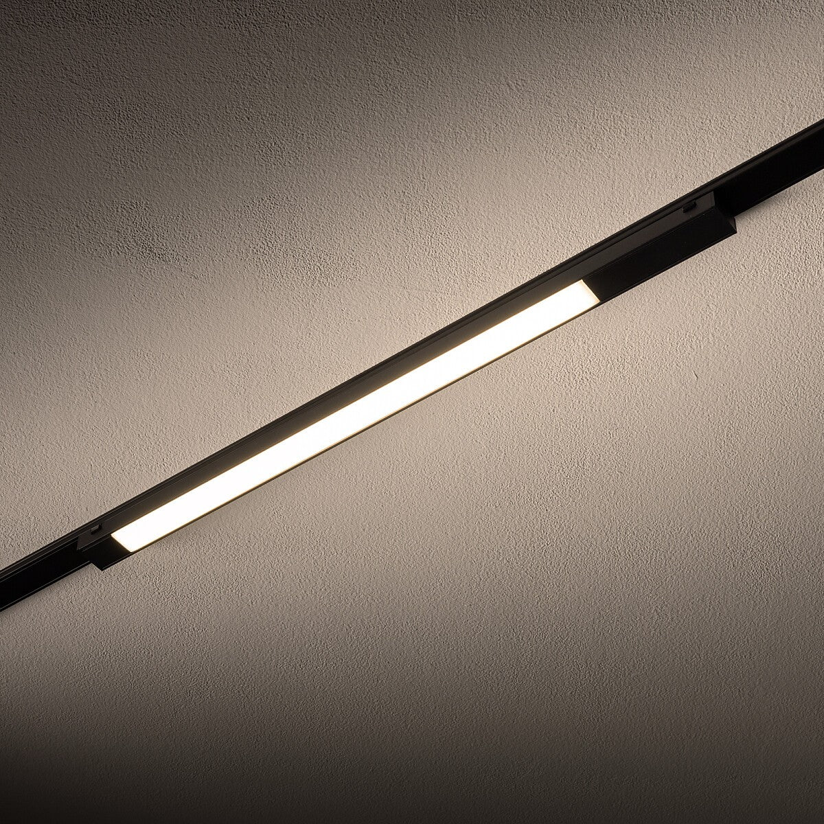 Nowodvorski System szynowy UT-LVM LINE LED 18W 1-obwodowy niskonapięciowy 48V UT-LVM Lampa LED 18W - Aluminium - Czarny I 11308 - lampa włączona