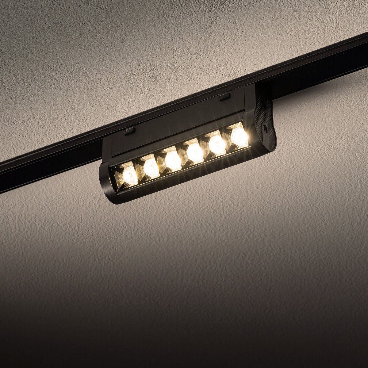 Nowodvorski System szynowy UT-LVM FOCUS SWING LED 6W 1-obwodowy niskonapięciowy 48V UT-LVM Lampa LED 6W - Aluminium - Czarny I 11310 - lampa włączona