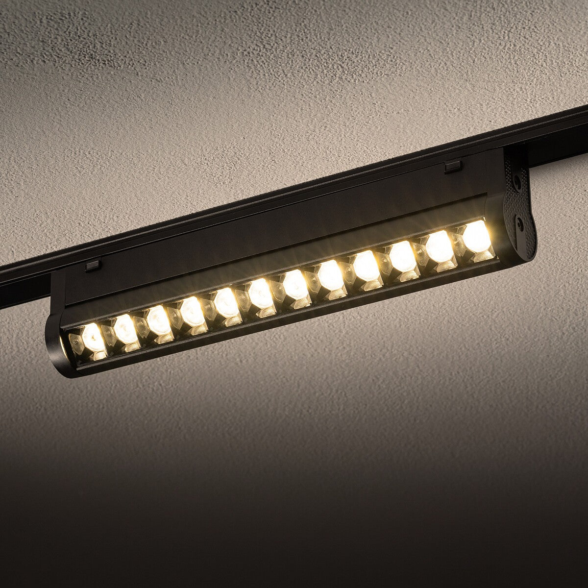 Nowodvorski System szynowy UT-LVM FOCUS SWING LED 12W 1-obwodowy niskonapięciowy 48V UT-LVM Lampa LED 12W - Aluminium - Czarny I 11311 - lampa włączona