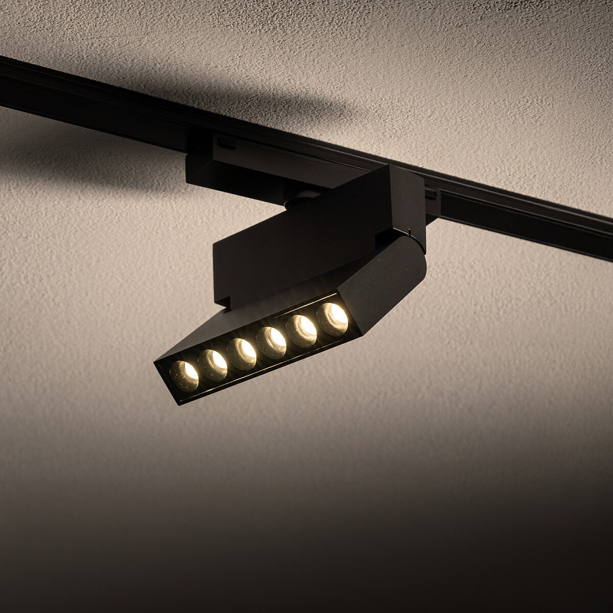 Nowodvorski System szynowy UT-LVM FOCUS OUT LED 6W 1-obwodowy niskonapięciowy 48V UT-LVM Lampa LED 6W - Aluminium - Czarny I 11312 - lampa włączona
