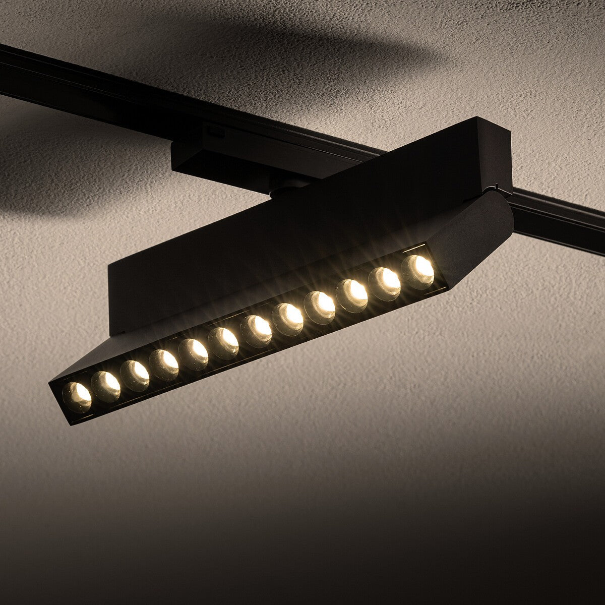 Nowodvorski System szynowy UT-LVM FOCUS OUT LED 12W 1-obwodowy niskonapięciowy 48V UT-LVM Lampa LED 12W - Aluminium - Czarny I 11313 - lampa włączona
