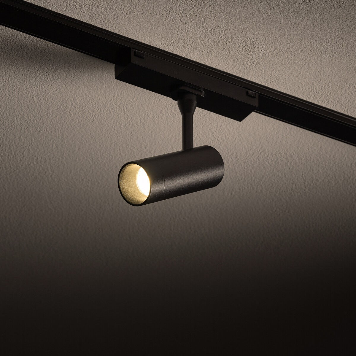 Nowodvorski System szynowy UT-LVM SPOT LED 5W 1-obwodowy niskonapięciowy 48V UT-LVM Lampa LED 5W - Aluminium - Czarny I 11314 - lampa włączona
