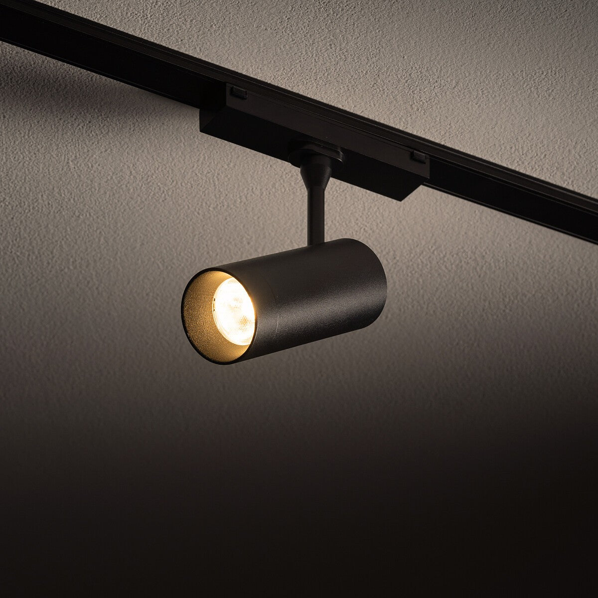 Nowodvorski System szynowy UT-LVM SPOT LED 9W 1-obwodowy niskonapięciowy 48V UT-LVM Lampa LED 9W - Aluminium - Czarny I 11315 - lampa włączona