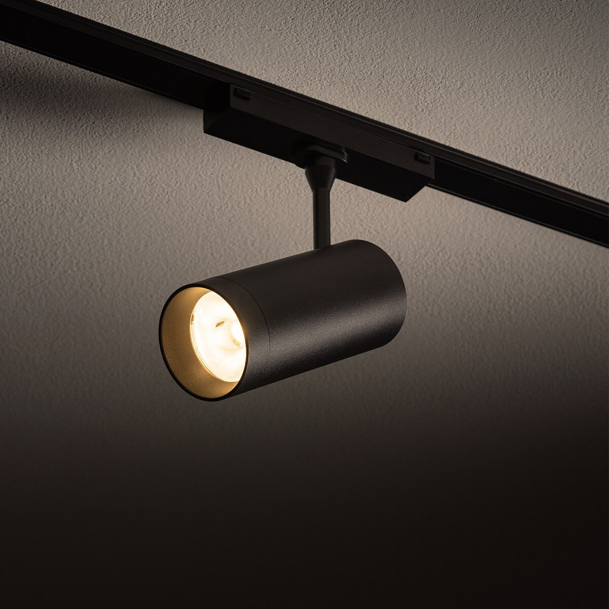 Nowodvorski System szynowy UT-LVM SPOT LED 12W 1-obwodowy niskonapięciowy 48V UT-LVM Lampa LED 12W - Aluminium - Czarny I 11316 - lampa włączona