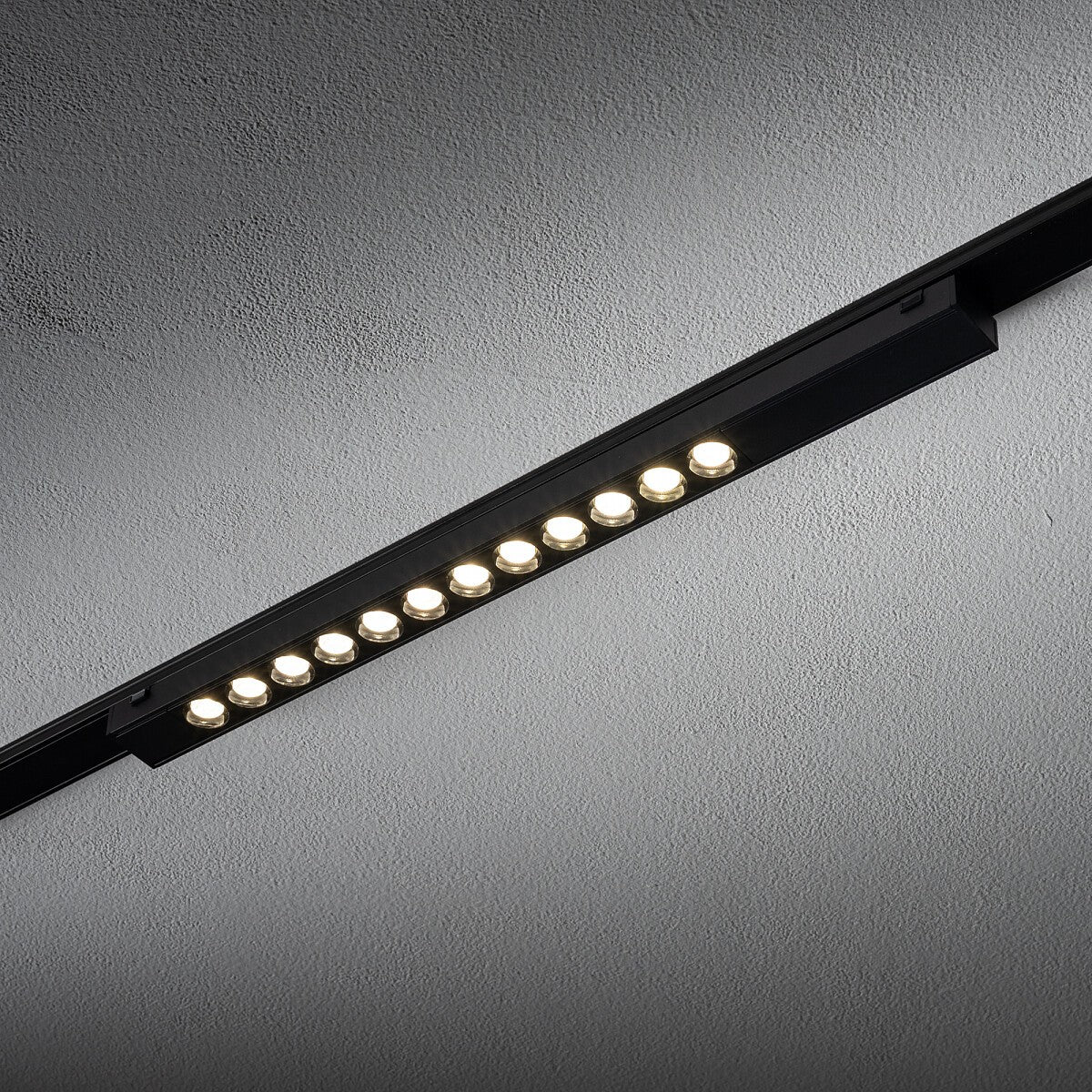 Nowodvorski System szynowy UT-LVM FOCUS LED 12W 1-obwodowy niskonapięciowy 48V UT-LVM Lampa LED 12W - Aluminium - Czarny II 11331 - lampa włączona