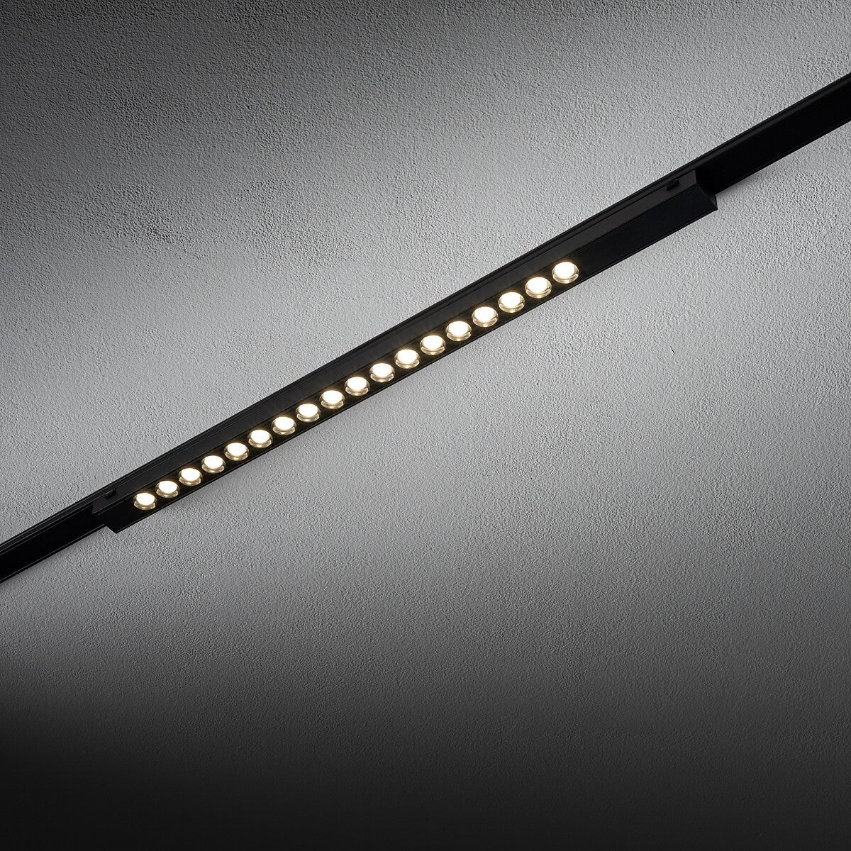 Nowodvorski System szynowy UT-LVM FOCUS LED 18W 1-obwodowy niskonapięciowy 48V UT-LVM Lampa LED 18W - Aluminium - Czarny II 11332 - lampa włączona