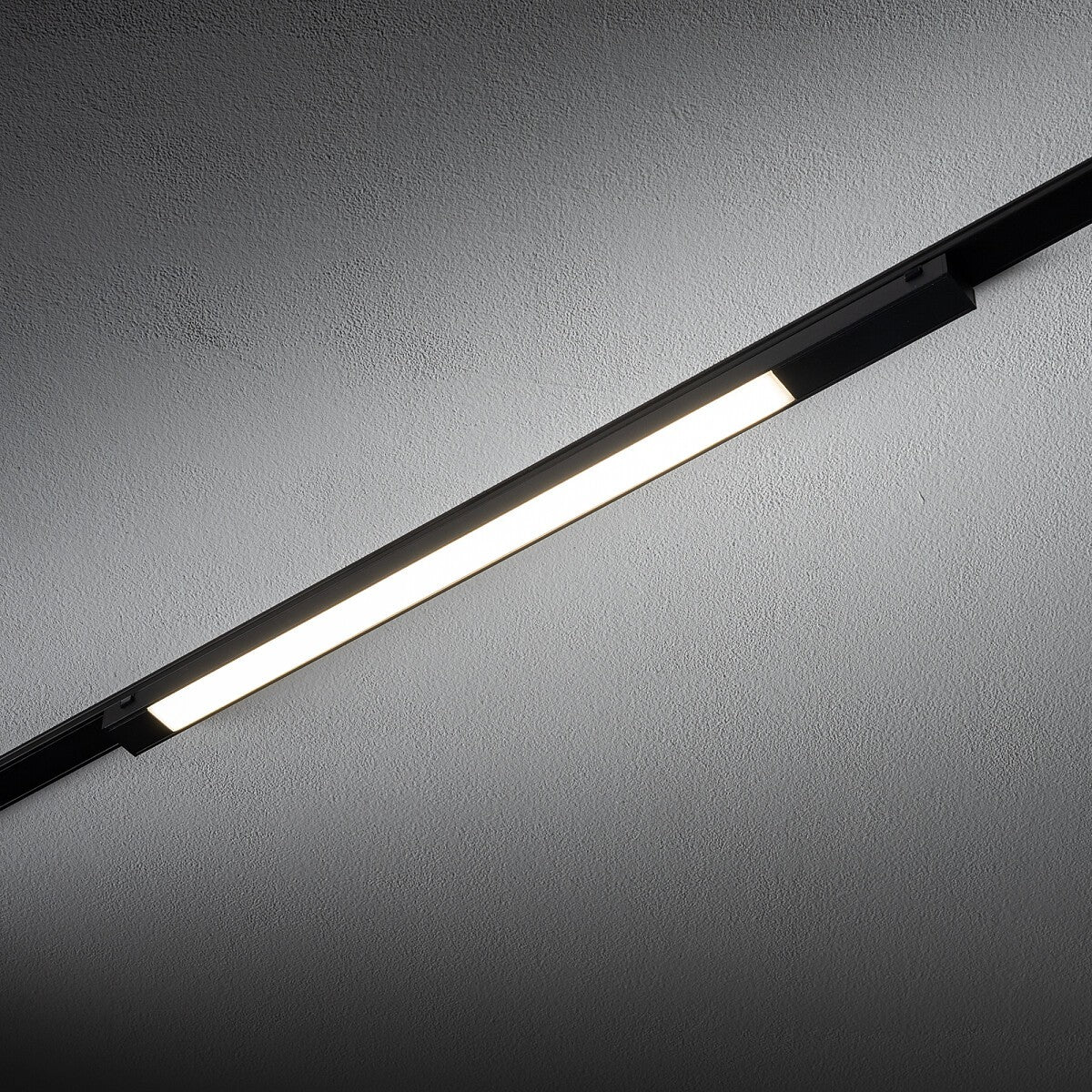 Nowodvorski System szynowy UT-LVM LINE LED 18W 1-obwodowy niskonapięciowy 48V UT-LVM Lampa LED 18W - Aluminium - Czarny II 11334 - lampa włączona