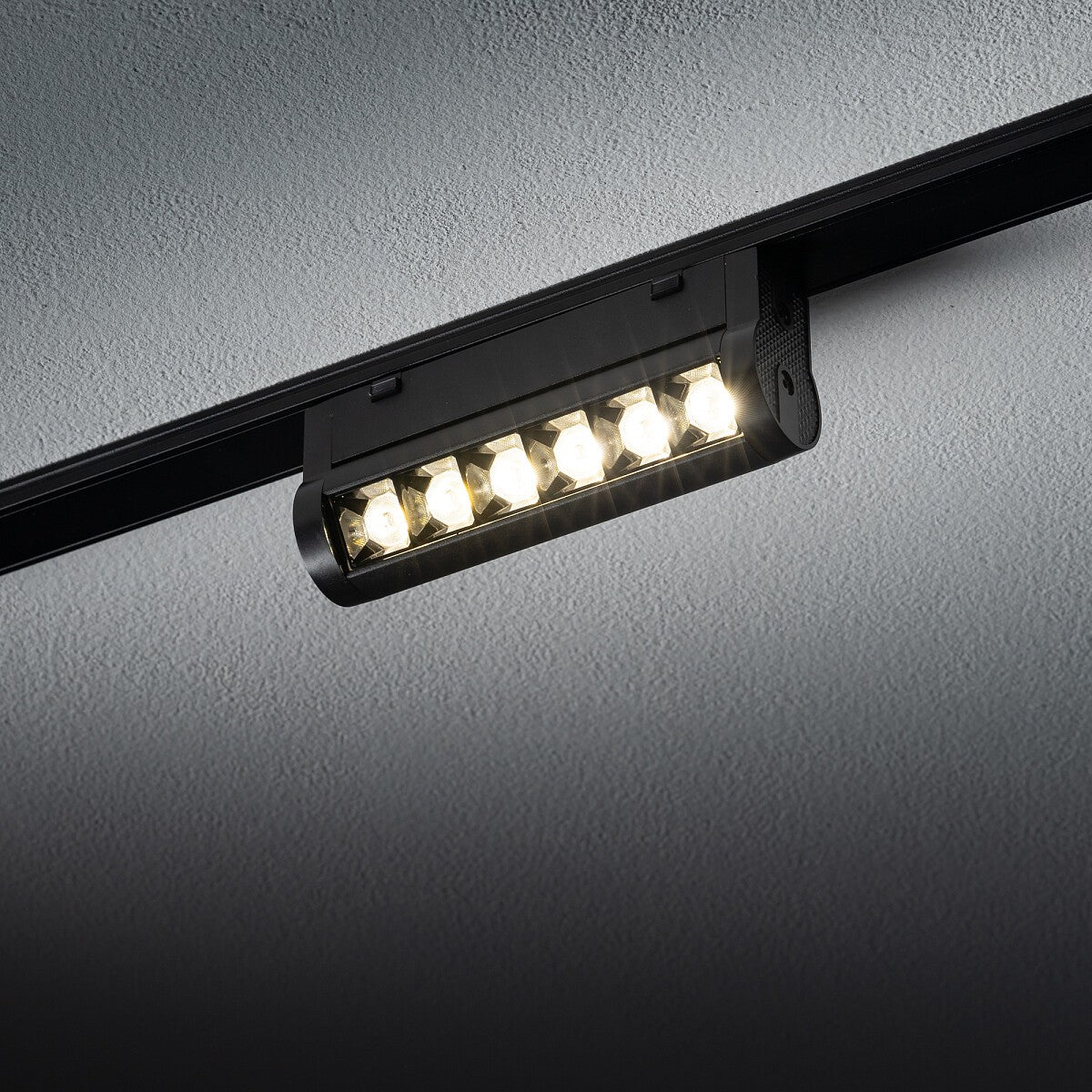Nowodvorski System szynowy UT-LVM FOCUS SWING LED 6W 1-obwodowy niskonapięciowy 48V UT-LVM Lampa LED 6W - Aluminium - Czarny II 11335 - lampa włączona