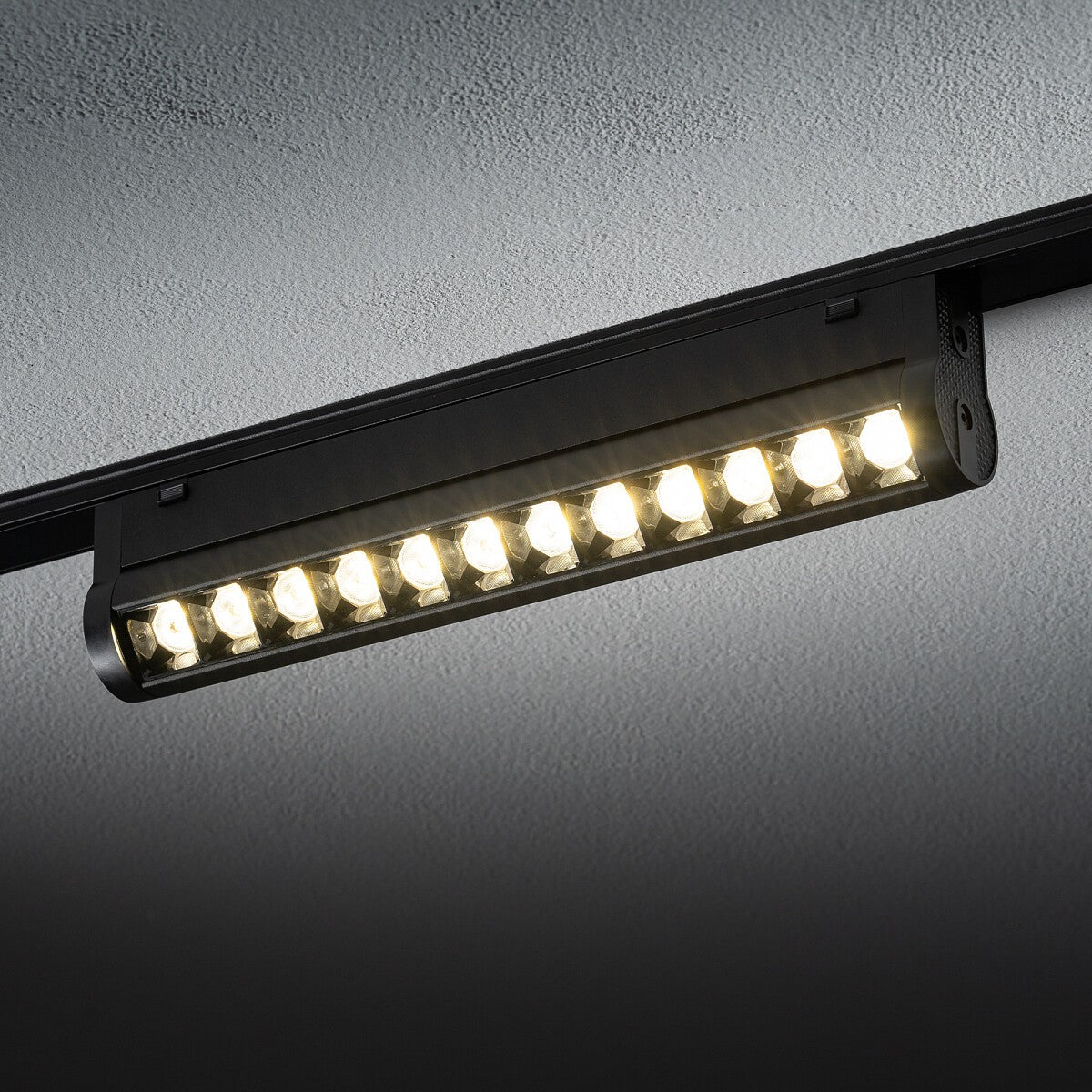 Nowodvorski System szynowy UT-LVM FOCUS SWING LED 12W 1-obwodowy niskonapięciowy 48V UT-LVM Lampa LED 12W - Aluminium - Czarny II 11336 - lampa włączona