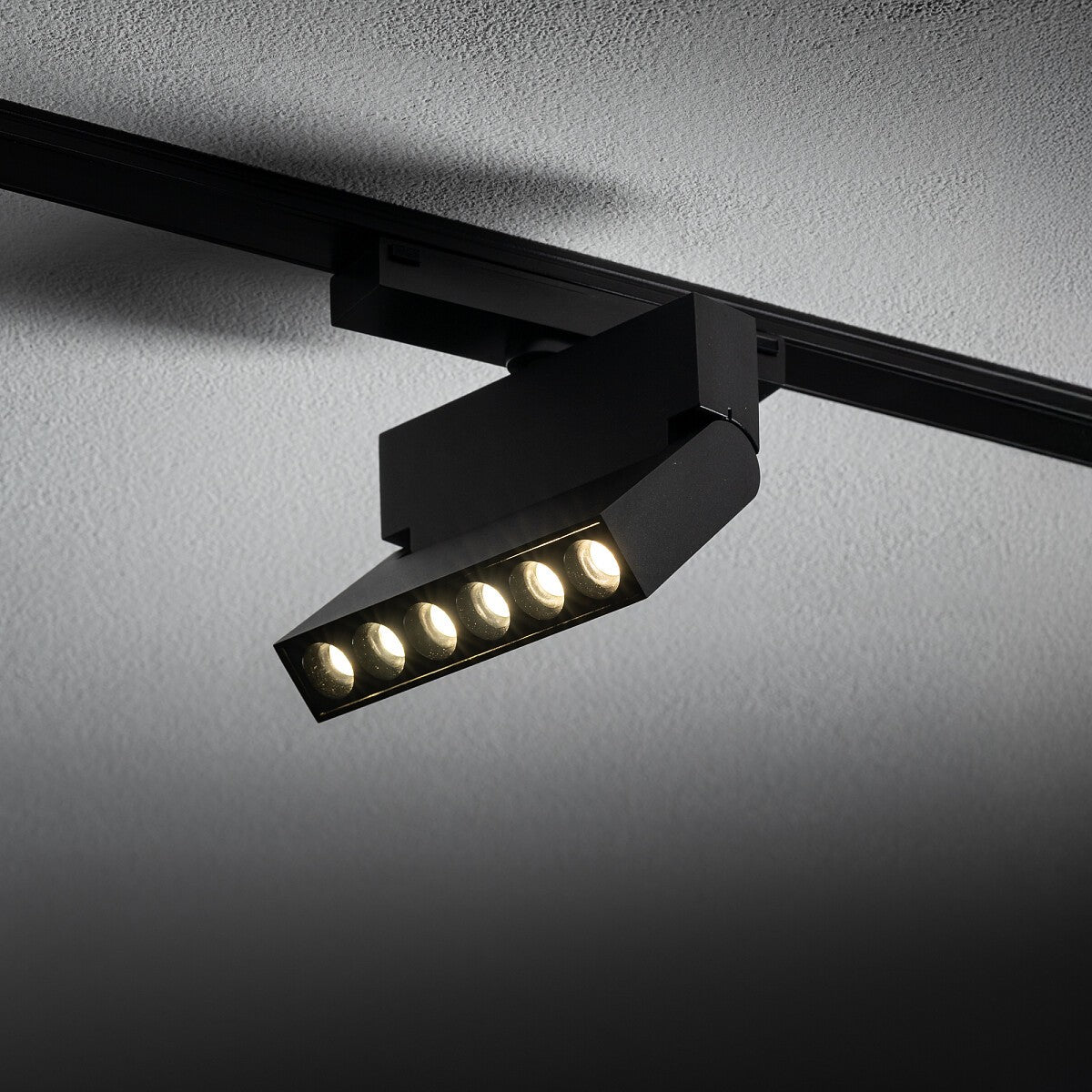 Nowodvorski System szynowy UT-LVM FOCUS OUT LED 6W 1-obwodowy niskonapięciowy 48V UT-LVM Lampa LED 6W - Aluminium - Czarny II 11337 - lampa włączona