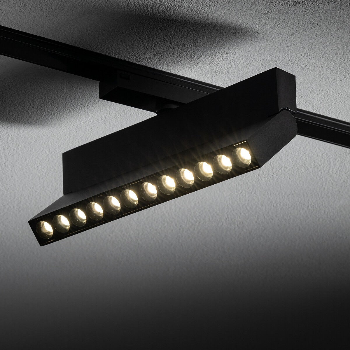 Nowodvorski System szynowy UT-LVM FOCUS OUT LED 12W 1-obwodowy niskonapięciowy 48V UT-LVM Lampa LED 12W - Aluminium - Czarny II 11338 - lampa włączona