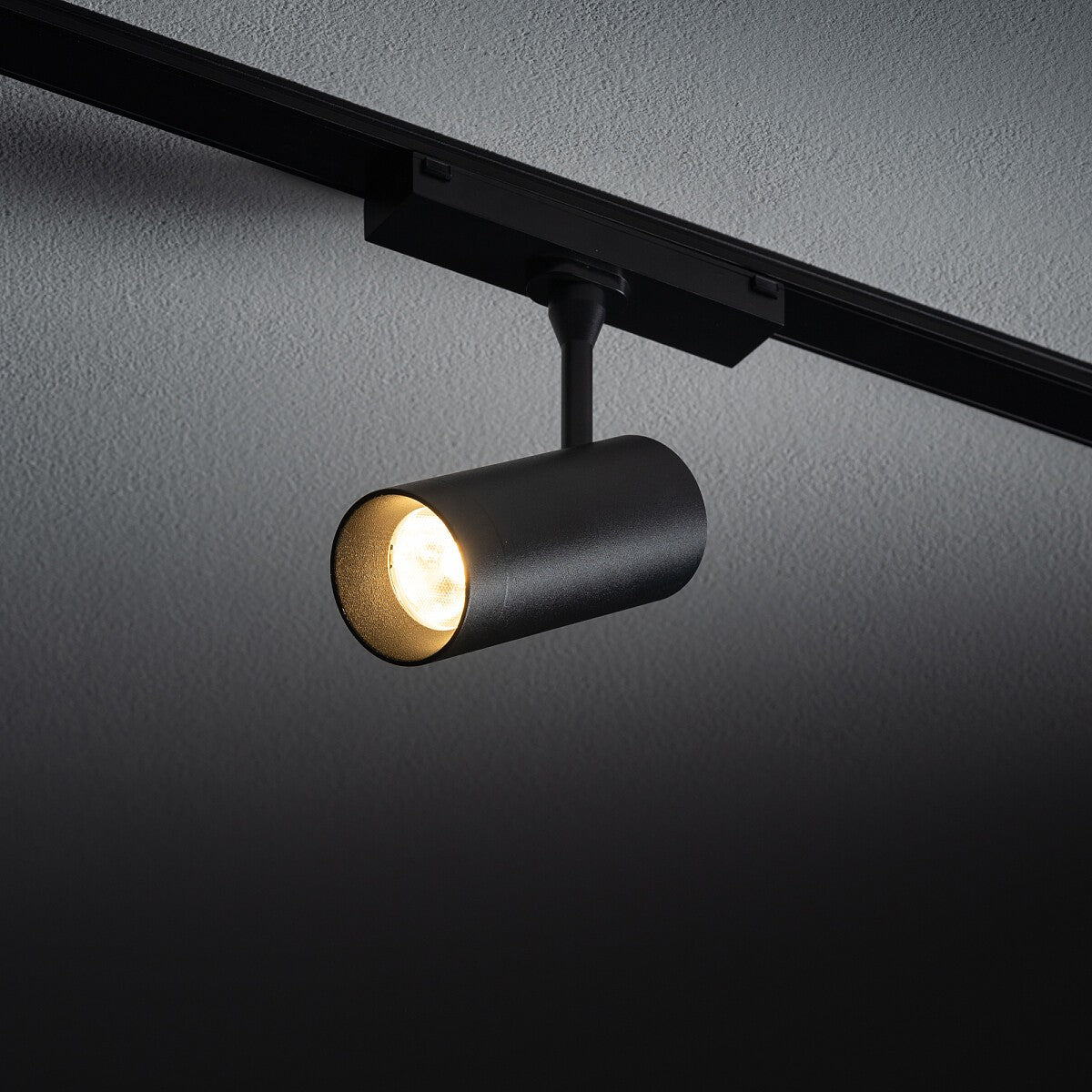 Nowodvorski System szynowy UT-LVM SPOT LED 9W 1-obwodowy niskonapięciowy 48V UT-LVM Lampa LED 9W - Aluminium - Czarny II 11341 - lampa włączona