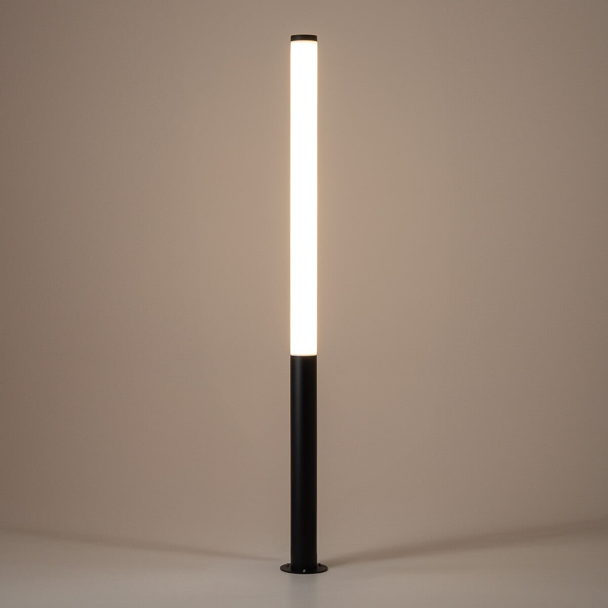 Nowodvorski Lampa stojąca MIA LED L 100W 50/60Hz IP54 - Aluminium lakierowane - Czarny 11375 - lampa włączona