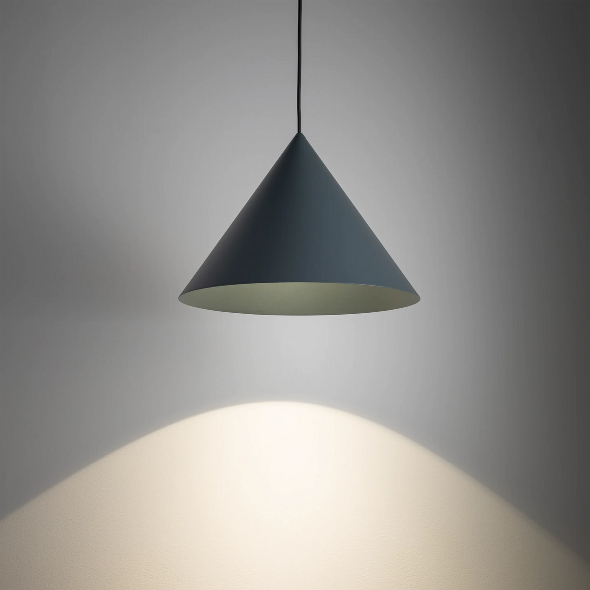 Nowodvorski Klosz / Oprawa CAMELEON ZENITH M - Stal lakierowana - Umbra blue 11505 - lampa włączona