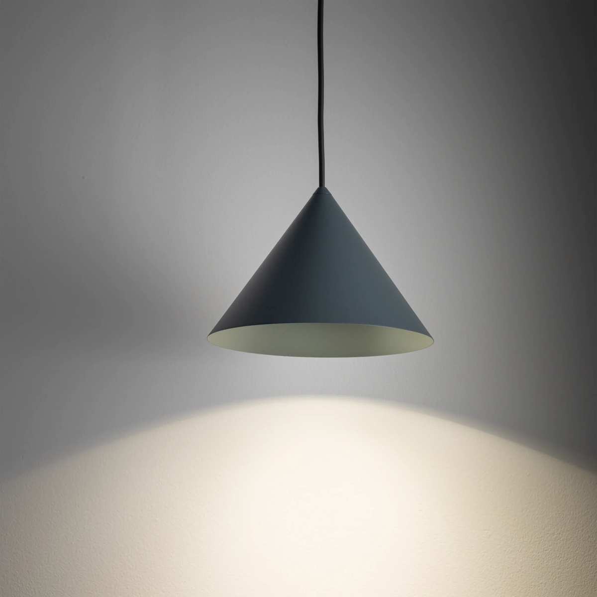 Nowodvorski Klosz / Oprawa CAMELEON ZENITH S - Stal lakierowana - Umbra blue 11506 - lampa włączona