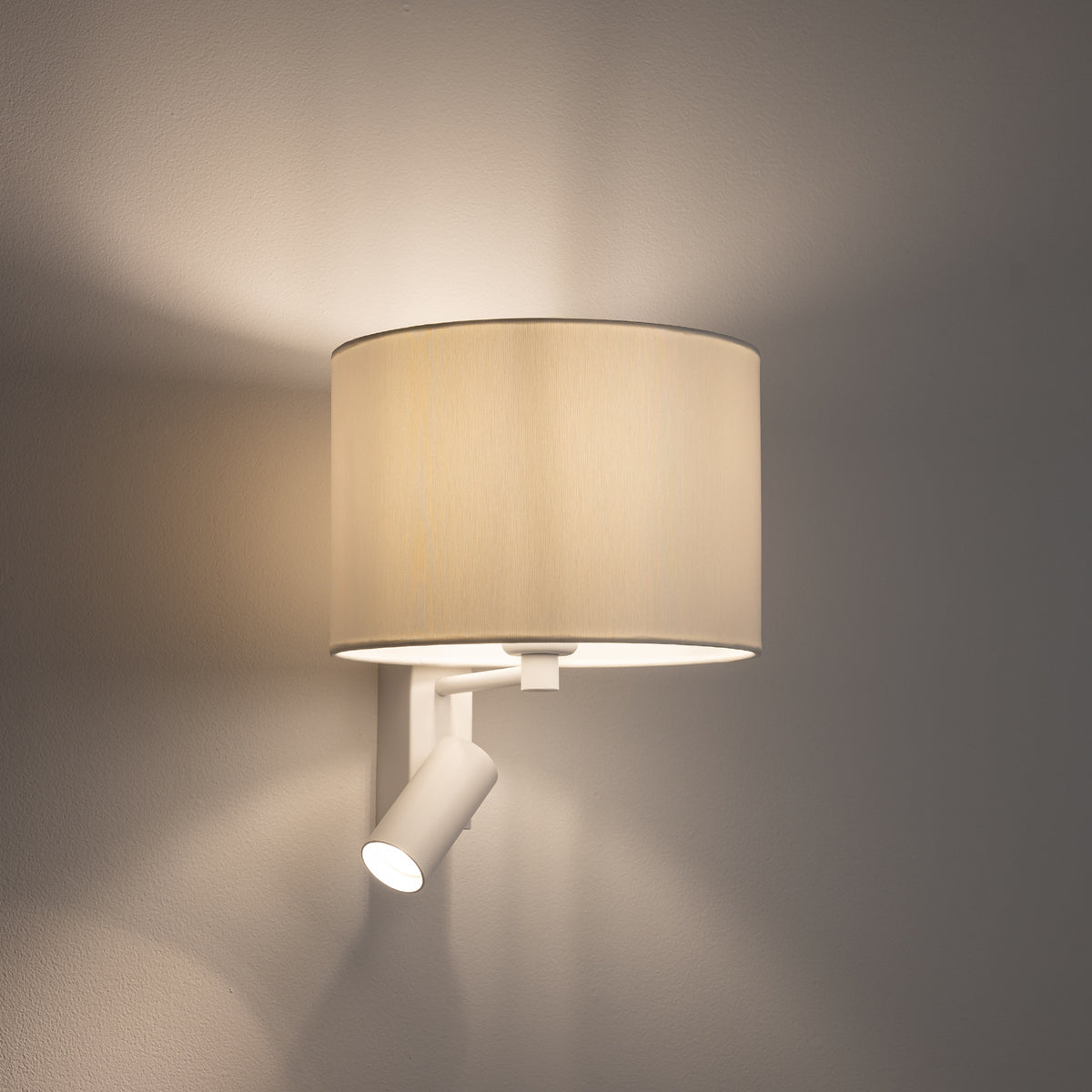 Nowodvorski Kinkiet regulowany z włącznikiem LUSSO 10W only LED, 10W only LED 220-230 50/60 - Tkanina - Biały 11520 - lampa włączona