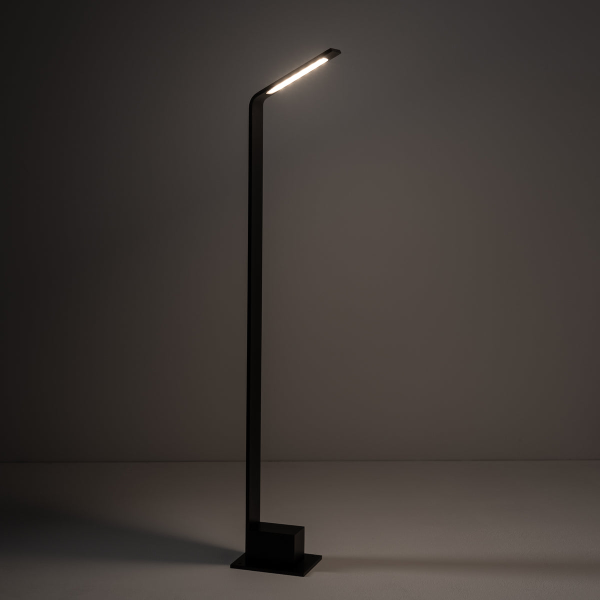 Nowodvorski Lampa stojąca SLIM LED 7W 220-230 50/60 IP54 - Aluminium lakierowane - Czarny 11540 - lampa włączona