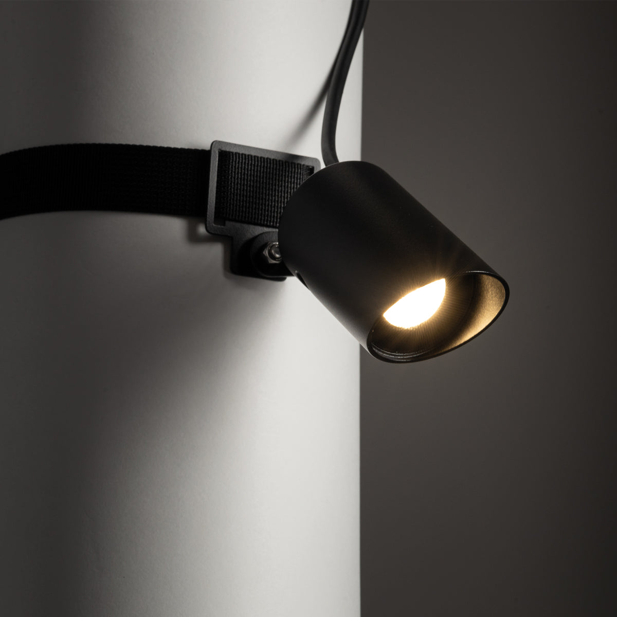 Nowodvorski Lampa ścienna natynkowa RUMI LED 7W 24 IP54 - Aluminium lakierowane - Czarny 11543 - lampa włączona