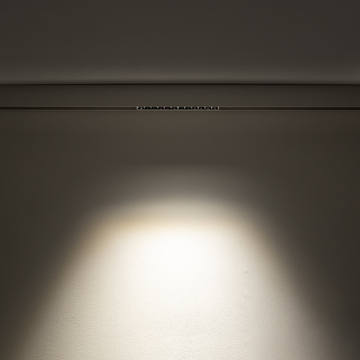 Nowodvorski System szynowy LVM FOCUS LED 9W 9W 48 - Aluminium lakierowane - Biały 11632 - lampa włączona