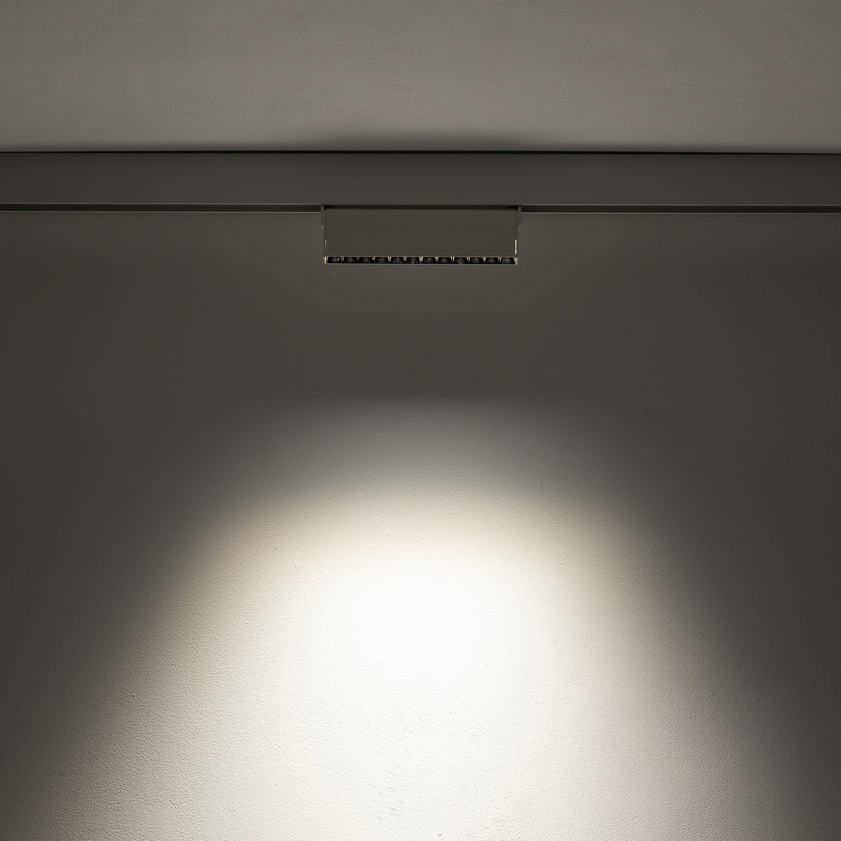 Nowodvorski System szynowy LVM FOCUS OUT LED 9W 9W 48 - Aluminium lakierowane - Biały 11634 - lampa włączona