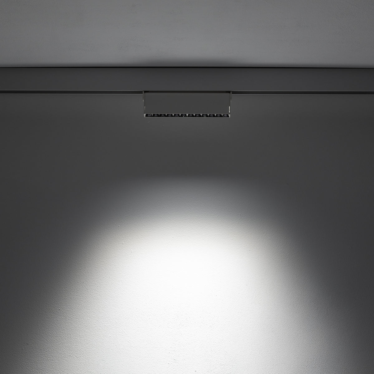 Nowodvorski System szynowy LVM FOCUS OUT LED 9W 9W 48 - Aluminium lakierowane - Biały 11635 - lampa włączona