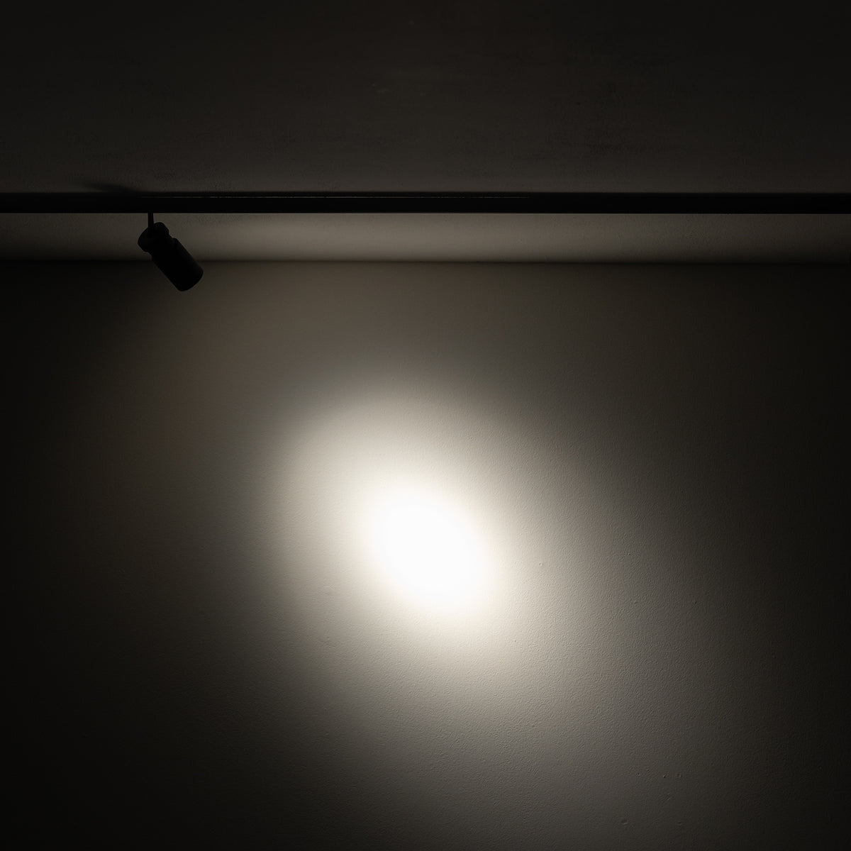 Nowodvorski System szynowy NANO - LVM SPOT ZOOM LED 2W 2W 24 - Aluminium lakierowane - Czarny 11713 - lampa włączona