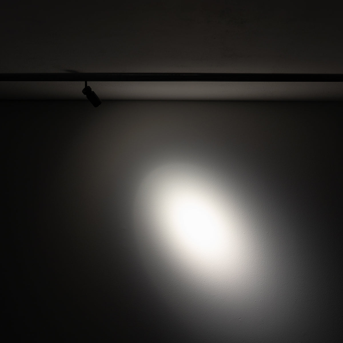 Nowodvorski System szynowy NANO - LVM SPOT ZOOM LED 5W 5W 24 - Aluminium lakierowane - Czarny 11714 - lampa włączona