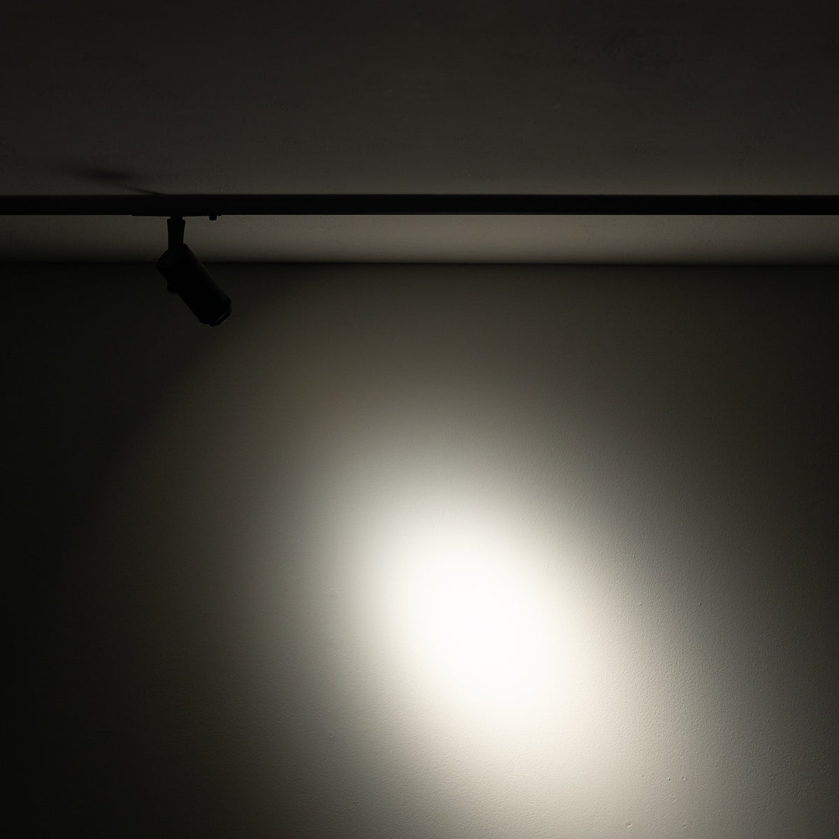 Nowodvorski System szynowy NANO - LVM SPOT ZOOM LED 7W 7W 24 - Aluminium lakierowane - Czarny 11715 - lampa włączona